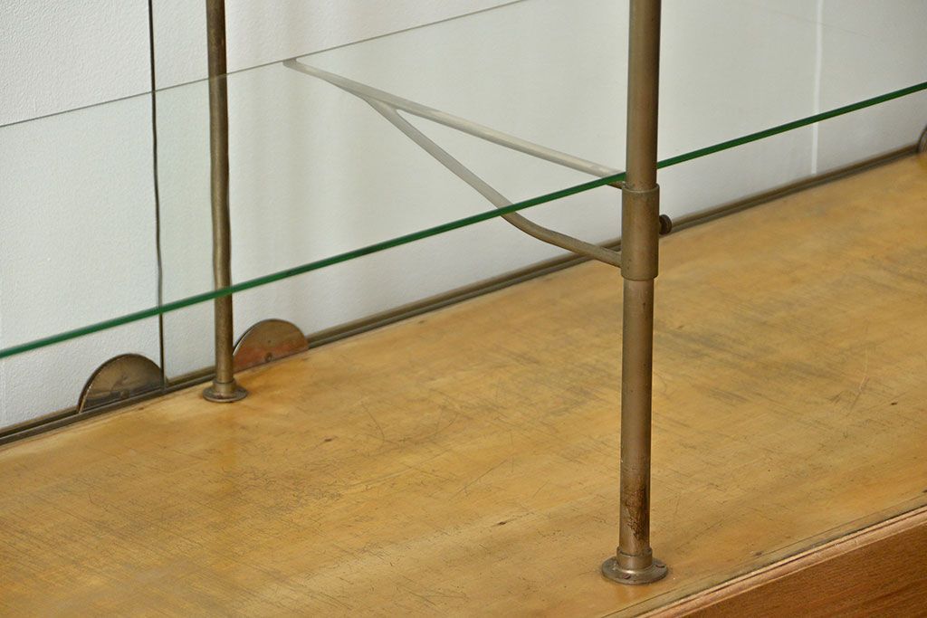 レトロ家具　昭和レトロ 古いナラ材のスタイリッシュな鉄脚ガラスケース(飾り棚、ショーケース)