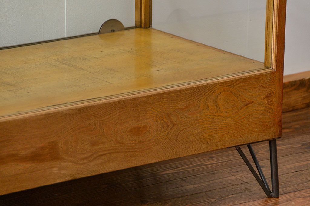 レトロ家具　昭和レトロ 古いナラ材のスタイリッシュな鉄脚ガラスケース(飾り棚、ショーケース)