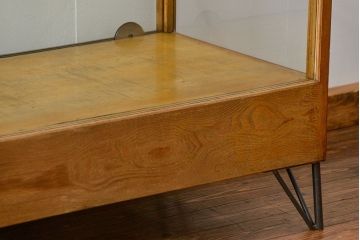 レトロ家具　昭和レトロ 古いナラ材のスタイリッシュな鉄脚ガラスケース(飾り棚、ショーケース)