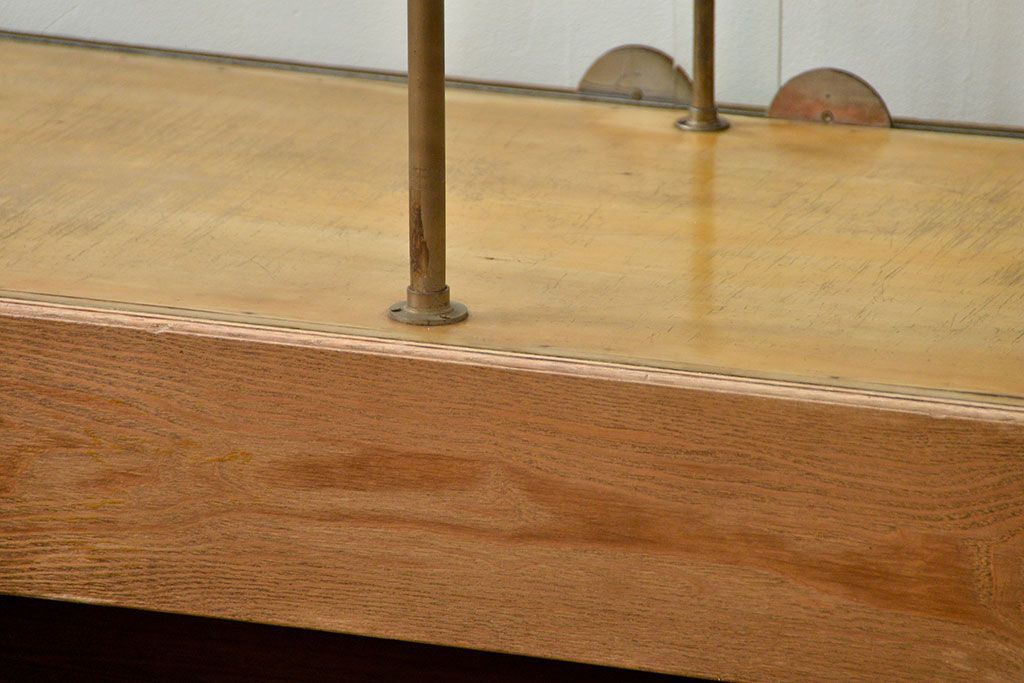 レトロ家具　昭和レトロ 古いナラ材のスタイリッシュな鉄脚ガラスケース(飾り棚、ショーケース)