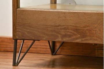 レトロ家具　昭和レトロ 古いナラ材のスタイリッシュな鉄脚ガラスケース(飾り棚、ショーケース)