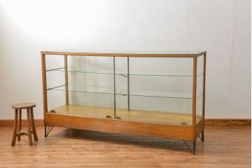 レトロ家具　昭和レトロ 古いナラ材のスタイリッシュな鉄脚ガラスケース(飾り棚、ショーケース)