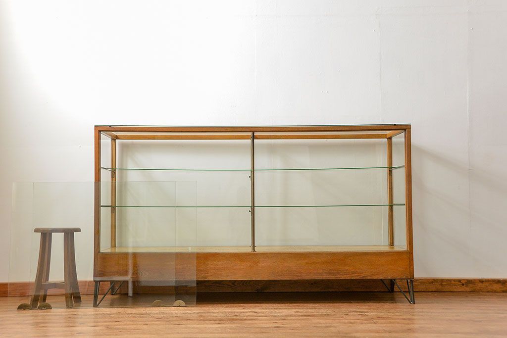 レトロ家具　昭和レトロ 古いナラ材のスタイリッシュな鉄脚ガラスケース(飾り棚、ショーケース)