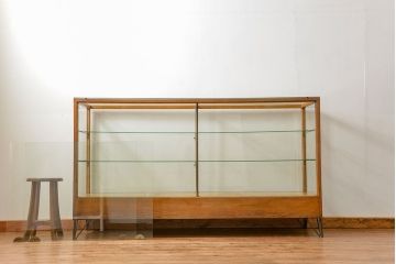 レトロ家具　昭和レトロ 古いナラ材のスタイリッシュな鉄脚ガラスケース(飾り棚、ショーケース)