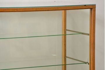 レトロ家具　昭和レトロ 古いナラ材のスタイリッシュな鉄脚ガラスケース(飾り棚、ショーケース)