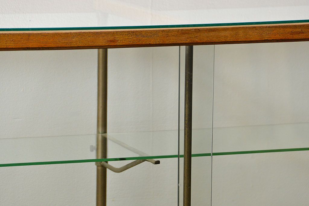 レトロ家具　昭和レトロ 古いナラ材のスタイリッシュな鉄脚ガラスケース(飾り棚、ショーケース)