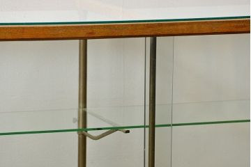 レトロ家具　昭和レトロ 古いナラ材のスタイリッシュな鉄脚ガラスケース(飾り棚、ショーケース)