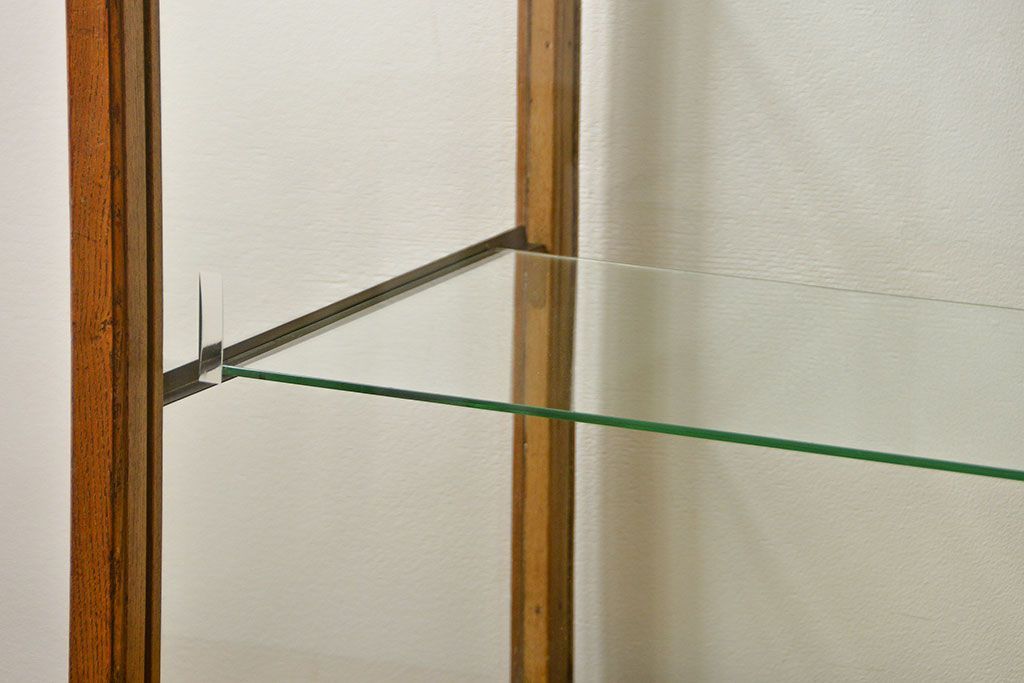 レトロ家具　昭和レトロ 古いナラ材のスタイリッシュな鉄脚ガラスケース(飾り棚、ショーケース)