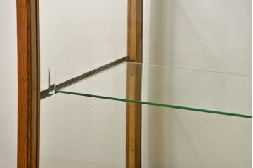 レトロ家具　昭和レトロ 古いナラ材のスタイリッシュな鉄脚ガラスケース(飾り棚、ショーケース)