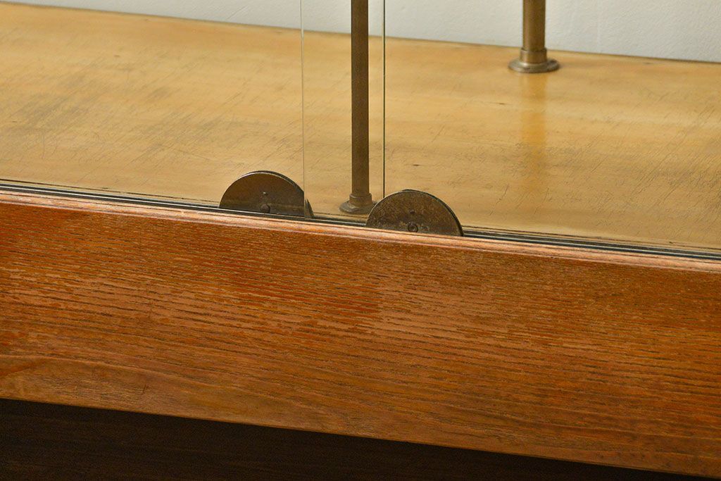 レトロ家具　昭和レトロ 古いナラ材のスタイリッシュな鉄脚ガラスケース(飾り棚、ショーケース)