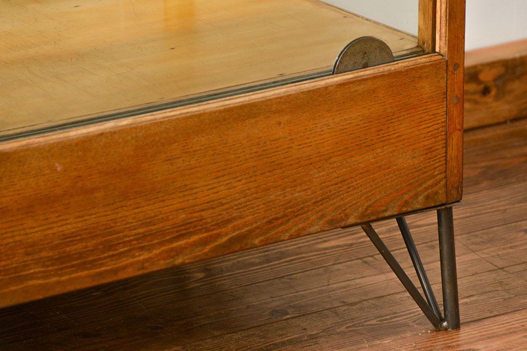 レトロ家具　昭和レトロ 古いナラ材のスタイリッシュな鉄脚ガラスケース(飾り棚、ショーケース)