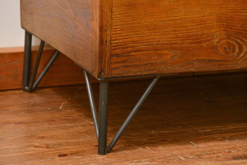 レトロ家具　昭和レトロ 古いナラ材のスタイリッシュな鉄脚ガラスケース(飾り棚、ショーケース)