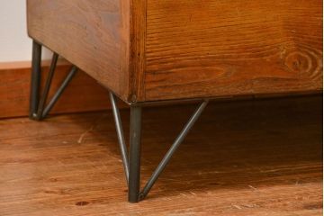 レトロ家具　昭和レトロ 古いナラ材のスタイリッシュな鉄脚ガラスケース(飾り棚、ショーケース)