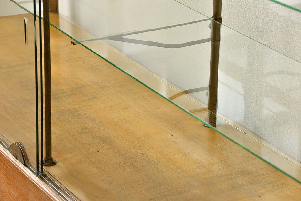 レトロ家具　昭和レトロ 古いナラ材のスタイリッシュな鉄脚ガラスケース(飾り棚、ショーケース)