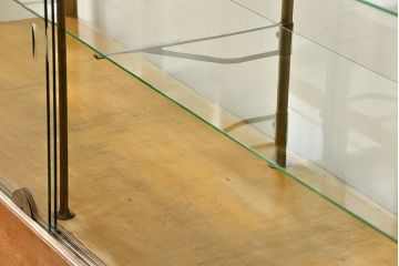 レトロ家具　昭和レトロ 古いナラ材のスタイリッシュな鉄脚ガラスケース(飾り棚、ショーケース)