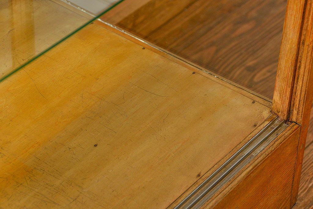 レトロ家具　昭和レトロ 古いナラ材のスタイリッシュな鉄脚ガラスケース(飾り棚、ショーケース)