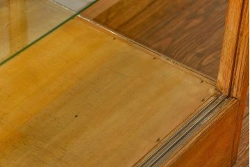 レトロ家具　昭和レトロ 古いナラ材のスタイリッシュな鉄脚ガラスケース(飾り棚、ショーケース)