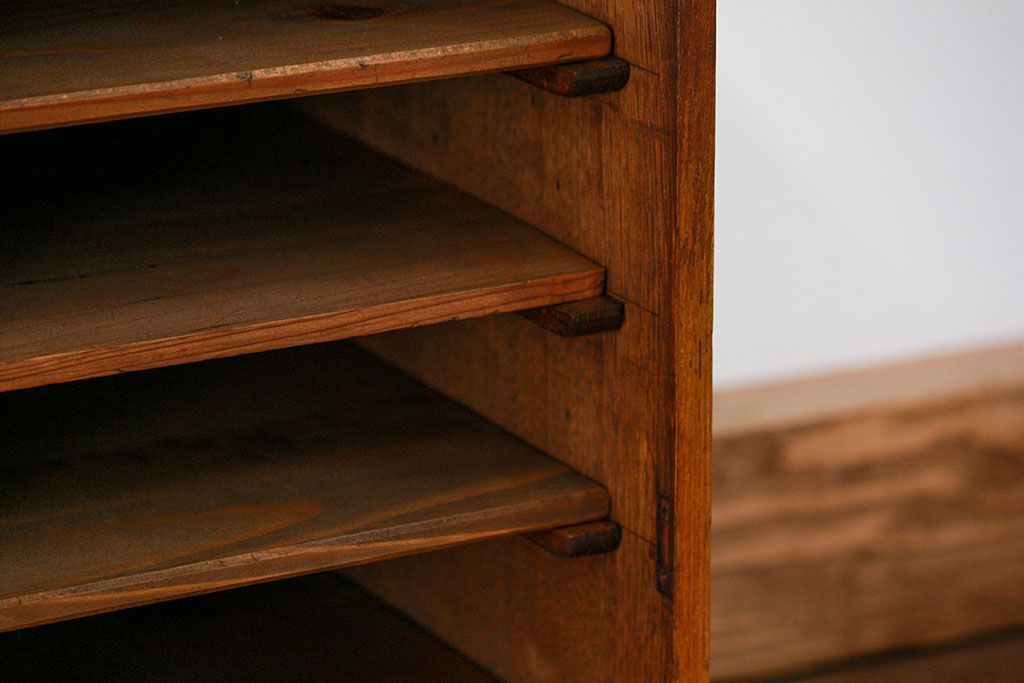 レトロ家具　昭和レトロ 古い木の引き出し付き書類棚(小引き出し)