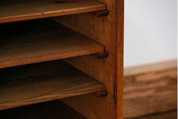 レトロ家具　昭和レトロ 古い木の引き出し付き書類棚(小引き出し)
