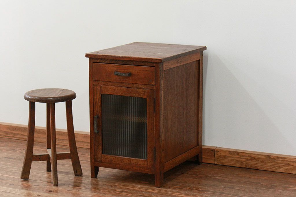 アンティーク家具　アンティーク モールガラス入りの小振りなサイドテーブル(1)　(収納棚)