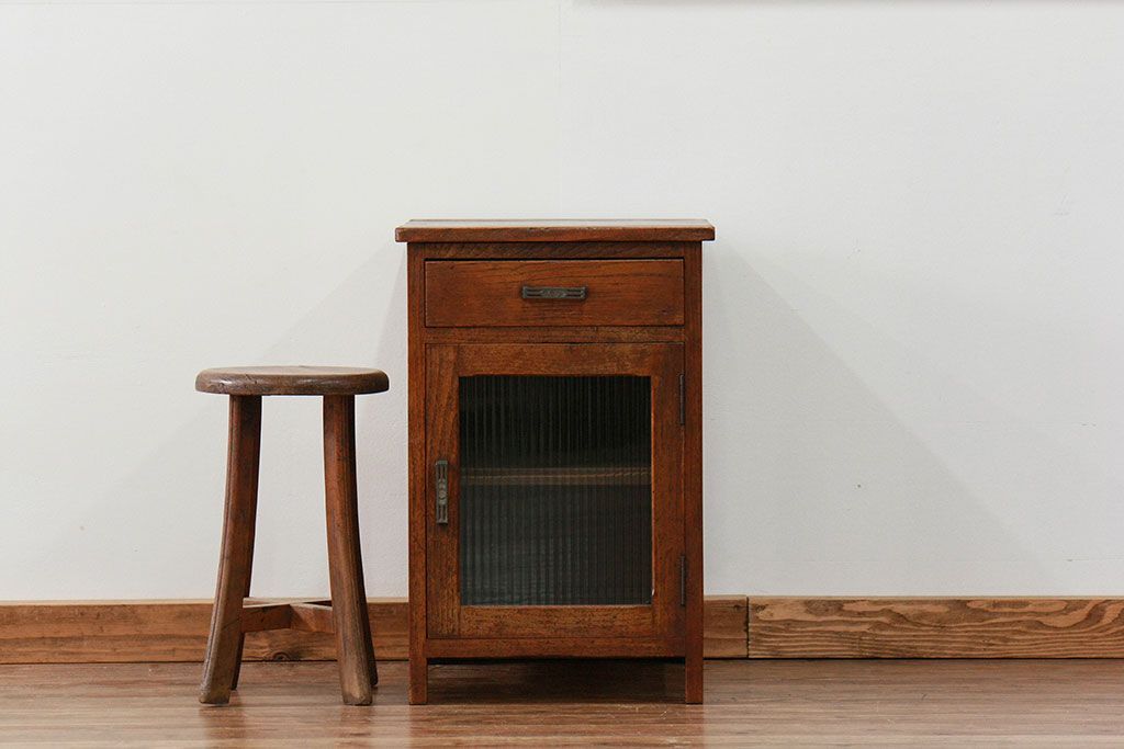 アンティーク家具　アンティーク モールガラス入りの小振りなサイドテーブル(1)　(収納棚)