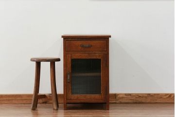 アンティーク家具　アンティーク モールガラス入りの小振りなサイドテーブル(1)　(収納棚)