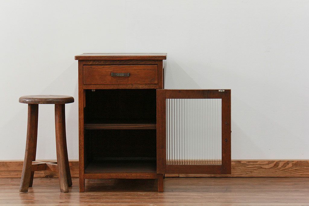 アンティーク家具　アンティーク モールガラス入りの小振りなサイドテーブル(1)　(収納棚)