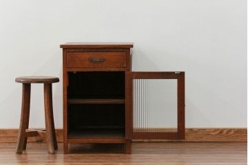 アンティーク家具　アンティーク モールガラス入りの小振りなサイドテーブル(1)　(収納棚)