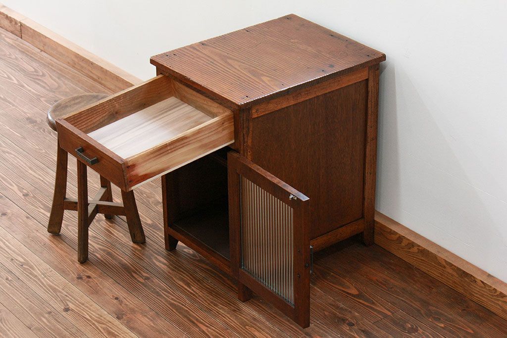 アンティーク家具　アンティーク モールガラス入りの小振りなサイドテーブル(1)　(収納棚)