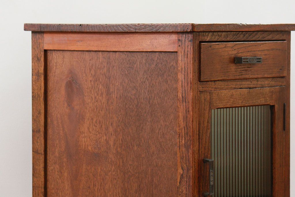 アンティーク家具　アンティーク モールガラス入りの小振りなサイドテーブル(1)　(収納棚)