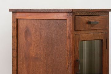 アンティーク家具　アンティーク モールガラス入りの小振りなサイドテーブル(1)　(収納棚)