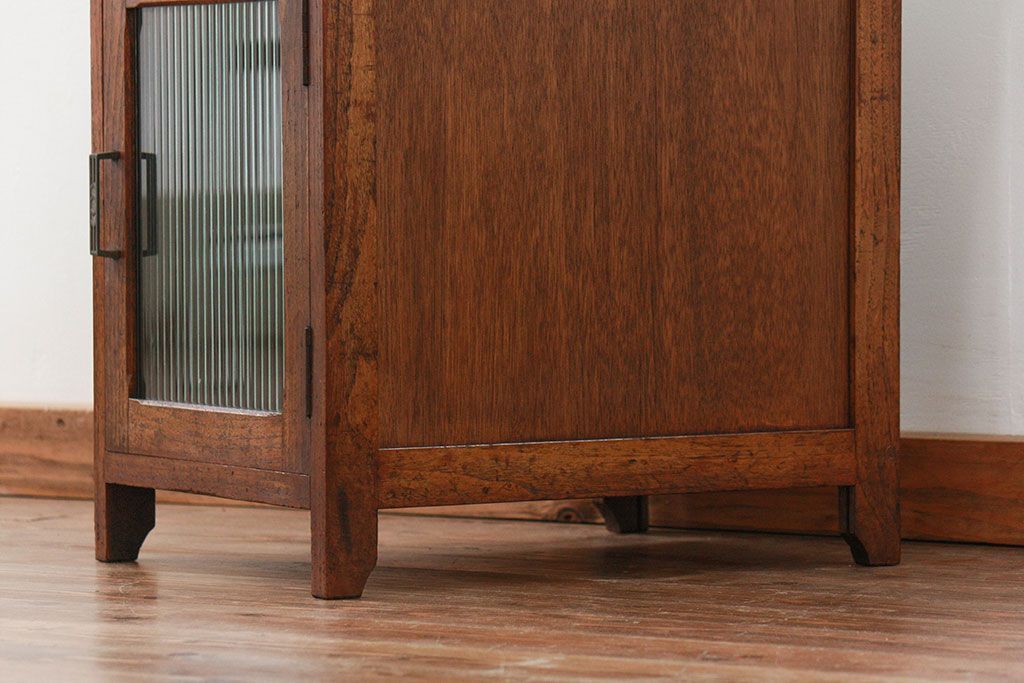 アンティーク家具　アンティーク モールガラス入りの小振りなサイドテーブル(1)　(収納棚)