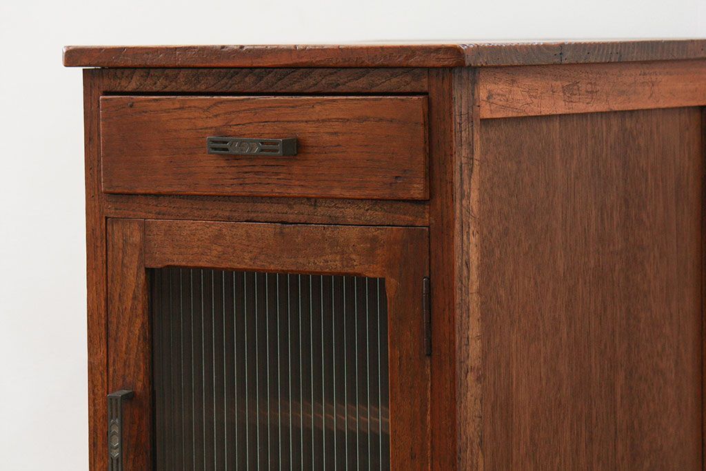 アンティーク家具　アンティーク モールガラス入りの小振りなサイドテーブル(1)　(収納棚)