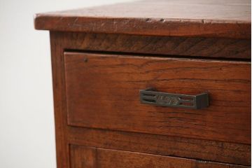 アンティーク家具　アンティーク モールガラス入りの小振りなサイドテーブル(1)　(収納棚)