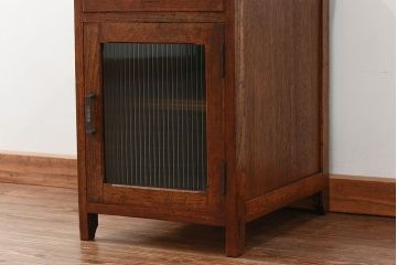 アンティーク家具　アンティーク モールガラス入りの小振りなサイドテーブル(1)　(収納棚)