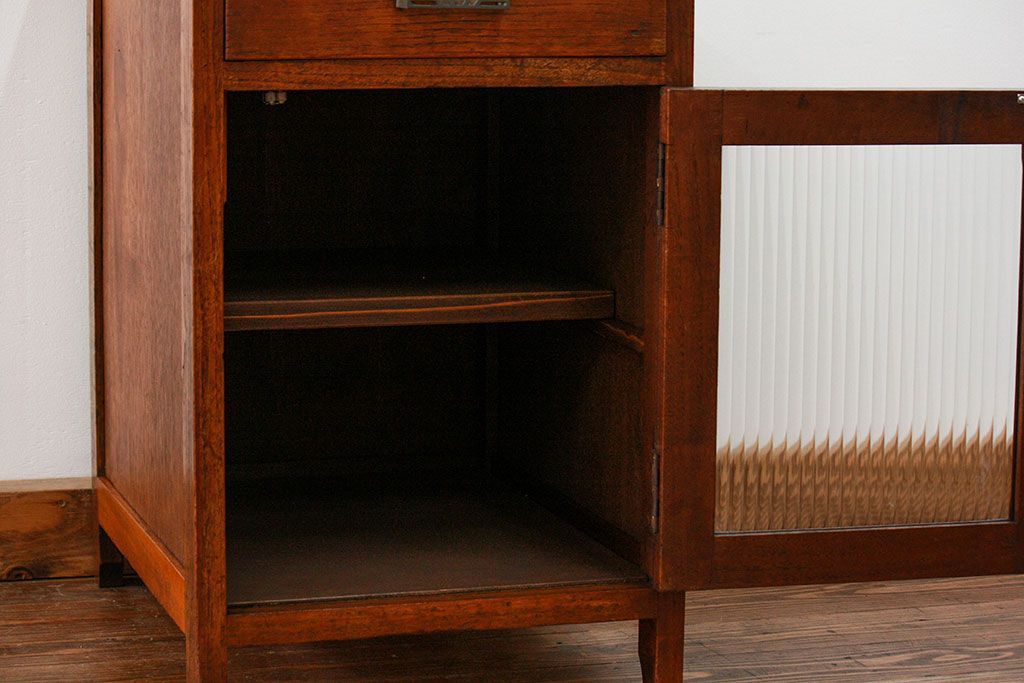 アンティーク家具　アンティーク モールガラス入りの小振りなサイドテーブル(1)　(収納棚)