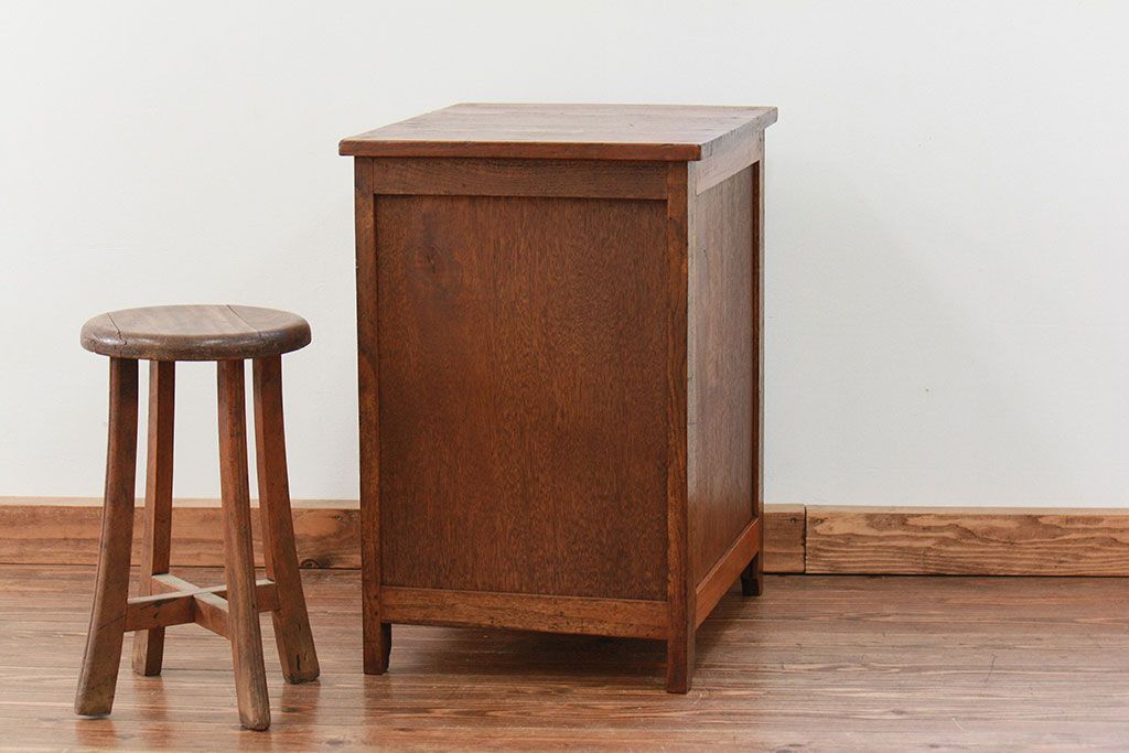 アンティーク家具　アンティーク モールガラス入りの小振りなサイドテーブル(1)　(収納棚)