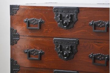 アンティーク家具　古民具・骨董 前面欅材　金具の立派な　五丁引き　上手庄内箪笥(時代箪笥)