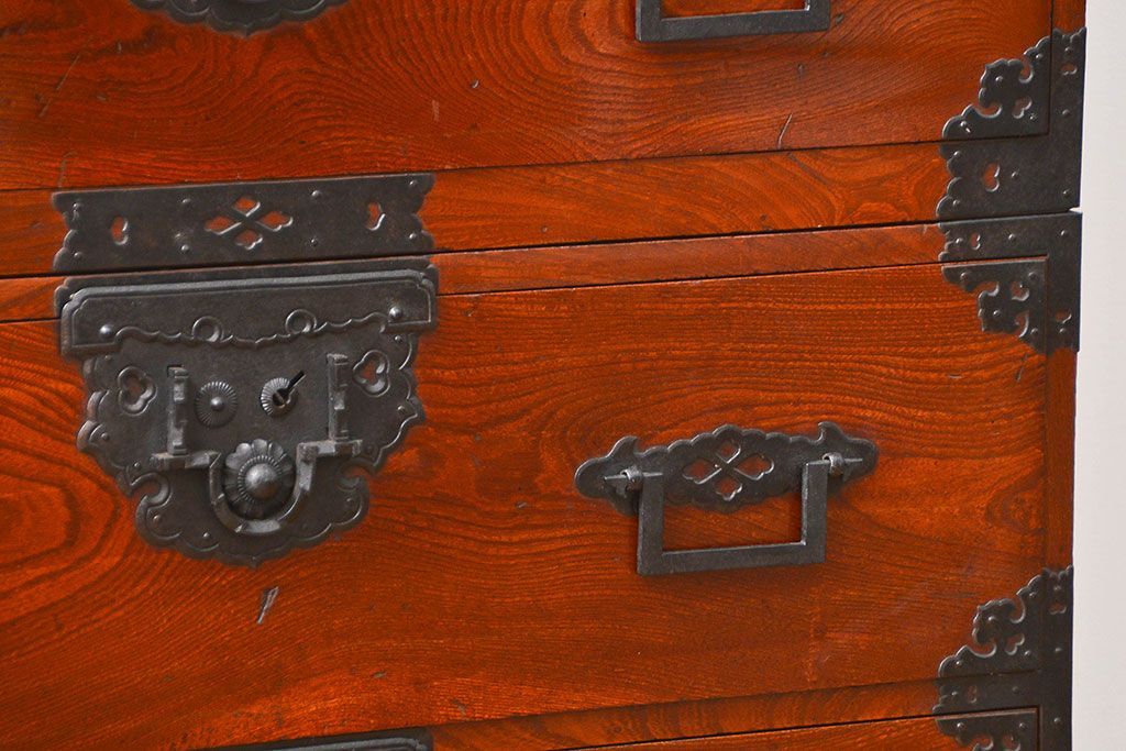 アンティーク家具　古民具・骨董 前面欅材　金具の立派な　五丁引き　上手庄内箪笥(時代箪笥)