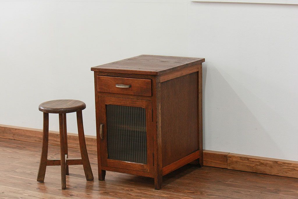 アンティーク家具　アンティーク モールガラス入りの小振りなサイドテーブル(2)　(収納棚)