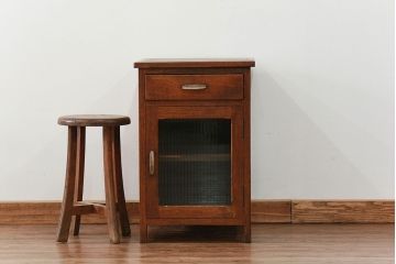 アンティーク家具　アンティーク モールガラス入りの小振りなサイドテーブル(2)　(収納棚)