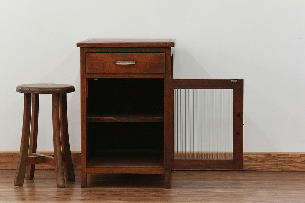 アンティーク家具　アンティーク モールガラス入りの小振りなサイドテーブル(2)　(収納棚)