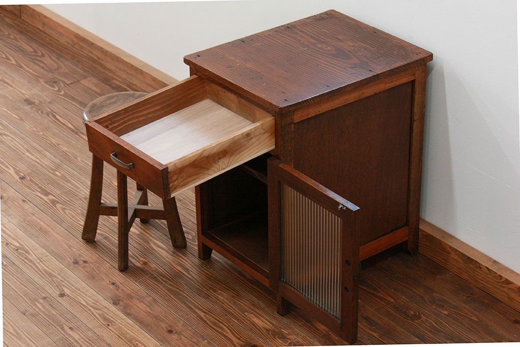 アンティーク家具　アンティーク モールガラス入りの小振りなサイドテーブル(2)　(収納棚)