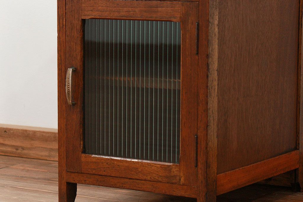 アンティーク家具　アンティーク モールガラス入りの小振りなサイドテーブル(2)　(収納棚)