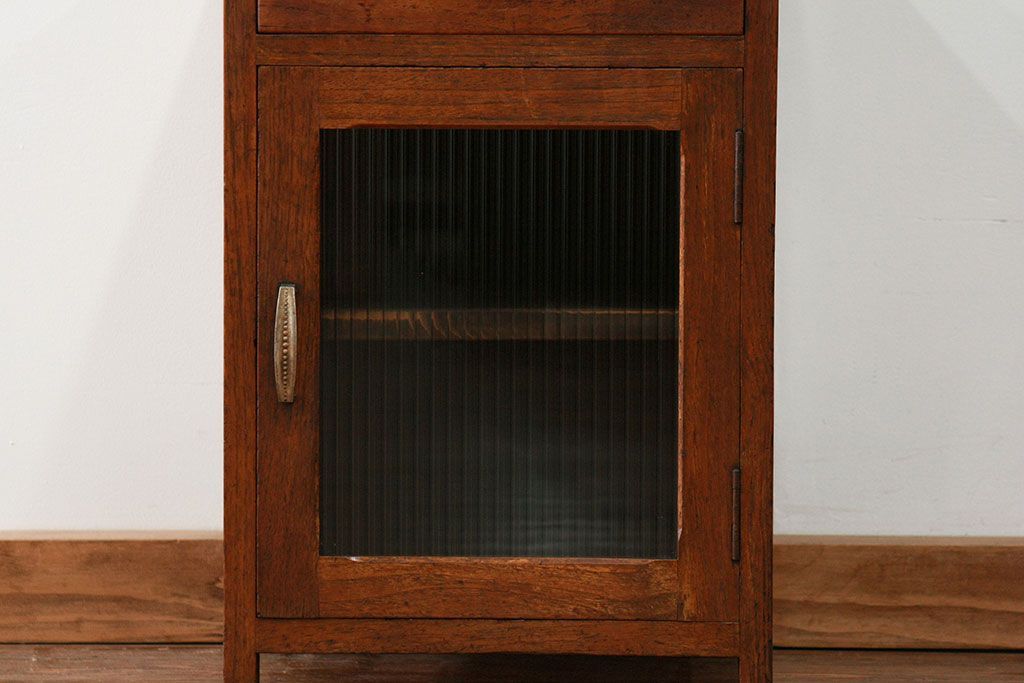 アンティーク家具　アンティーク モールガラス入りの小振りなサイドテーブル(2)　(収納棚)