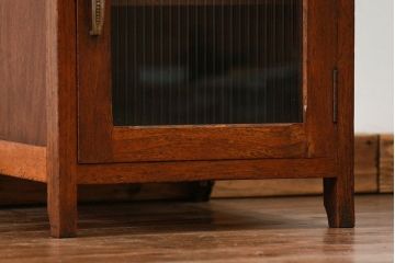 アンティーク家具　アンティーク モールガラス入りの小振りなサイドテーブル(2)　(収納棚)