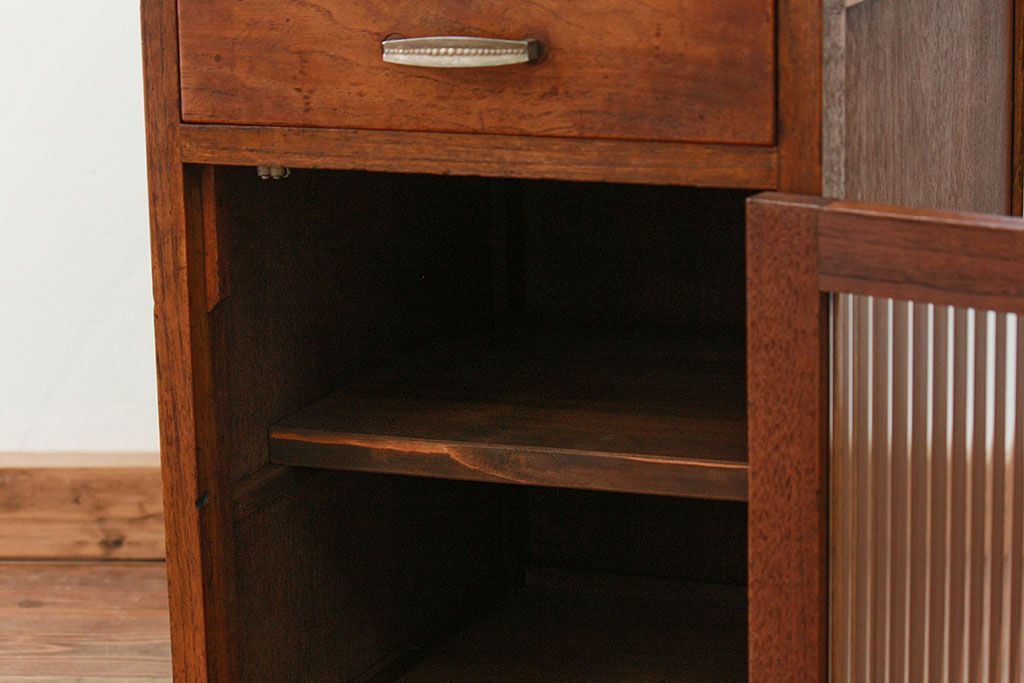 アンティーク家具　アンティーク モールガラス入りの小振りなサイドテーブル(2)　(収納棚)