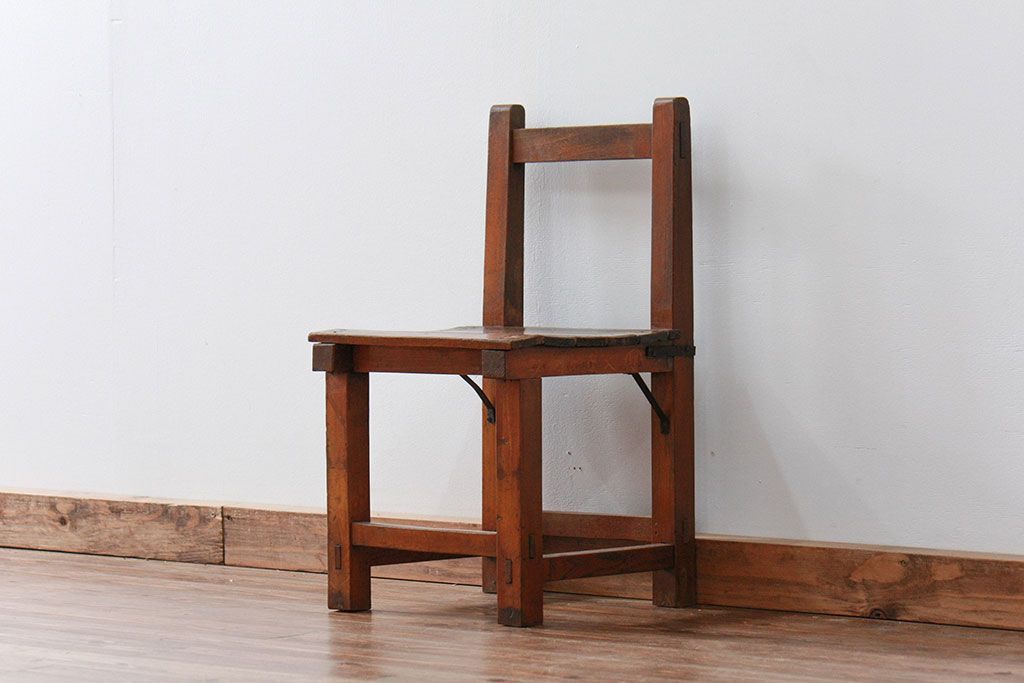 アンティーク家具　アンティーク 古い木の小振りな椅子(イス、チェアー)