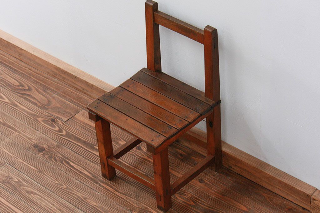 アンティーク家具　アンティーク 古い木の小振りな椅子(イス、チェアー)