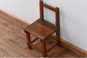 アンティーク家具　アンティーク 古い木の小振りな椅子(イス、チェアー)